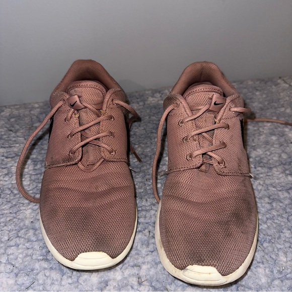 Nike Women’s Pink Taupe Roshe Run - Size 7.5 - Picture 3 of 10